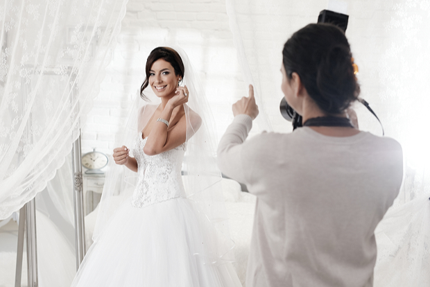 Best dressing tips for a female wedding photographer